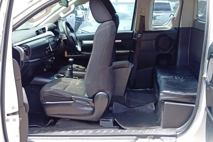 REVO 4WD 2019 2.8G MT SMART CAB SILVER  5810 full