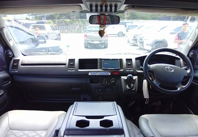 TOYOTA 2WD 2019 3.0 MT COMMUTER WHITE  3497 full