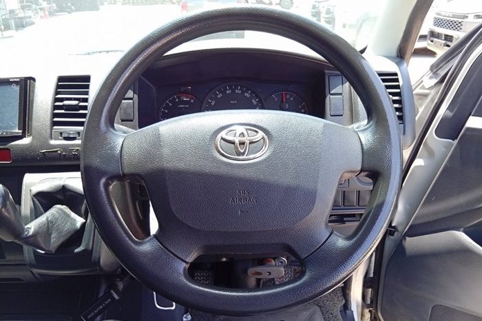 TOYOTA 2WD 2019 3.0 MT COMMUTER WHITE  3497 full