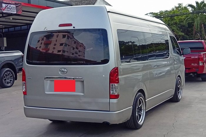 TOYOTA 2WD 2016 3.0 MT COMMUTER SILVER 9270 full