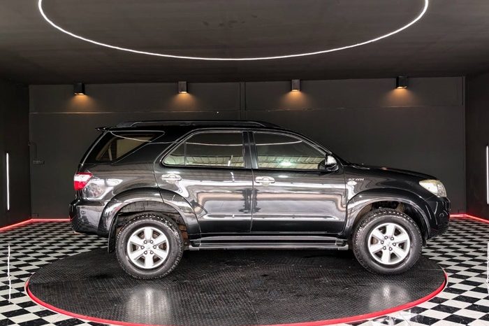 TOYOTA 2WD 2011 2.7V AT FORTUNER BLACK  7295 full