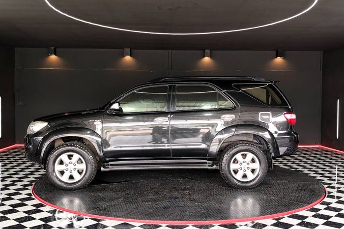 TOYOTA 2WD 2011 2.7V AT FORTUNER BLACK  7295 full
