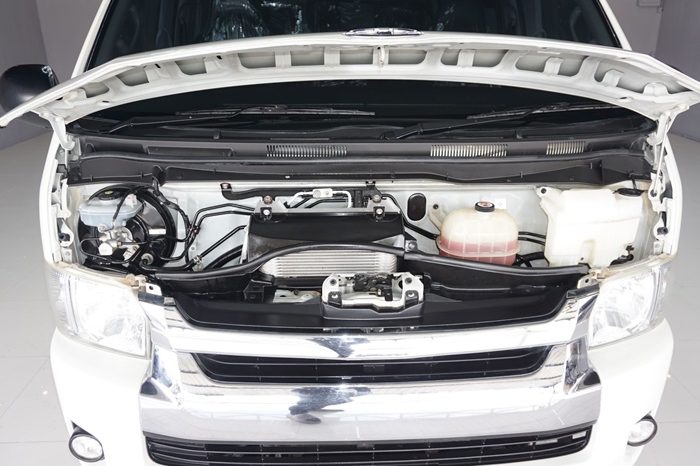 TOYOTA 2WD 2019 3.0 AT COMMUTER WHITE  3754 full