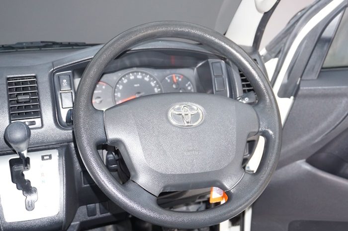 TOYOTA 2WD 2019 3.0 AT COMMUTER WHITE  3754 full