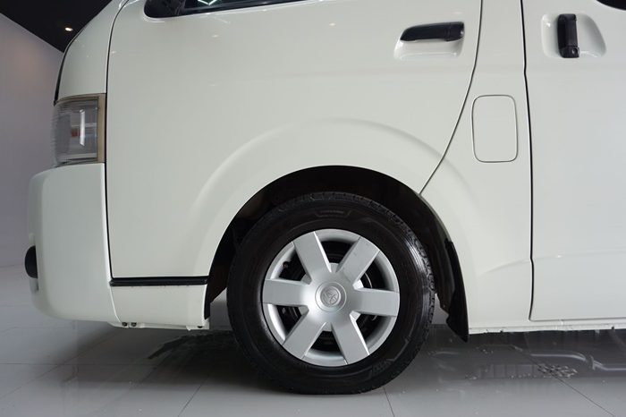 TOYOTA 2WD 2019 3.0 AT COMMUTER WHITE  3754 full