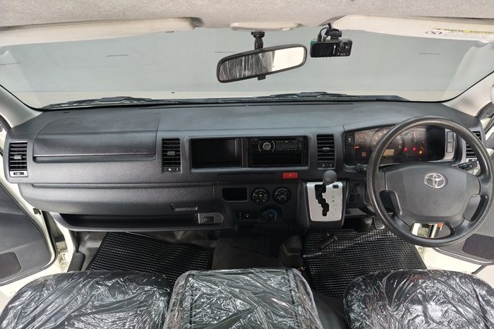 TOYOTA 2WD 2019 3.0 AT COMMUTER WHITE  3754 full