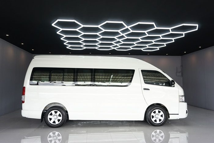 TOYOTA 2WD 2019 3.0 AT COMMUTER WHITE  3754 full