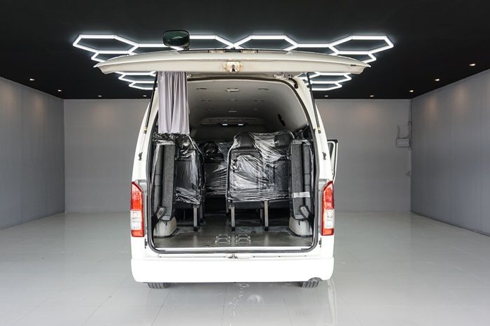 TOYOTA 2WD 2019 3.0 AT COMMUTER WHITE  3754 full