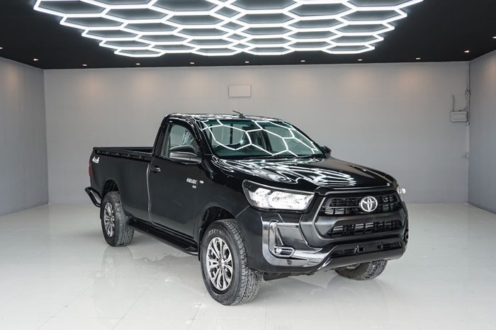 REVO 4WD 2021 2.8 ENTRY MT STANDARD BLACK  4608 full