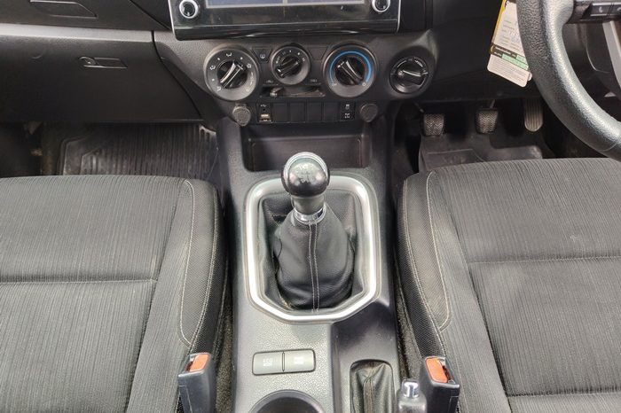 REVO 4WD 2021 2.4 MID MT DOUBLE CAB WHITE  7293 full