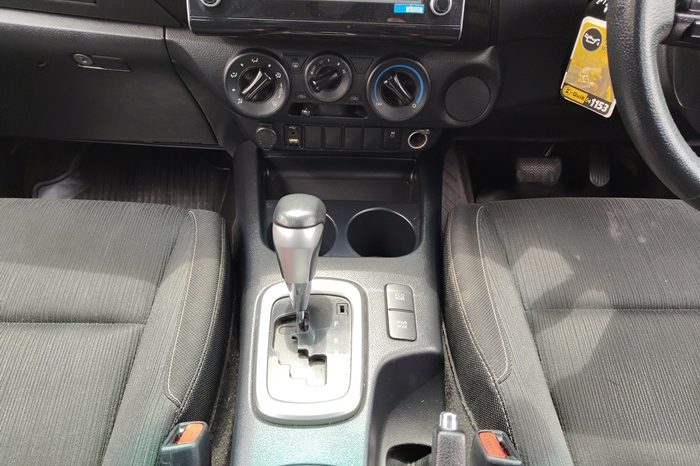 REVO PRE 2021 2.4 MID AT DOUBLE CAB WHITE  2086 full