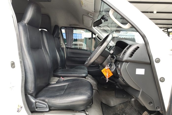 TOYOTA 2WD 2019 3.0 AT COMMUTER WHITE  3754 full