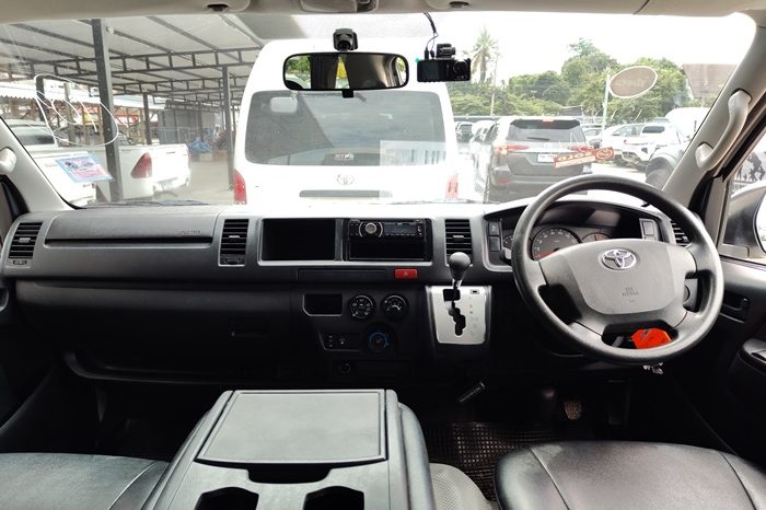 TOYOTA 2WD 2019 3.0 AT COMMUTER WHITE  3754 full