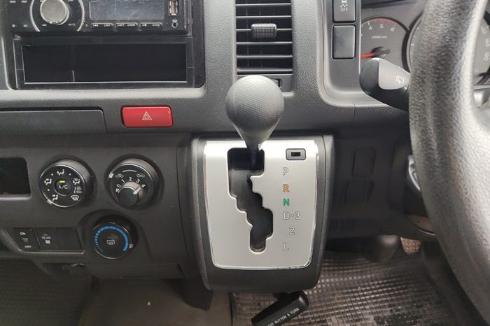 TOYOTA 2WD 2019 3.0 AT COMMUTER WHITE  3754 full