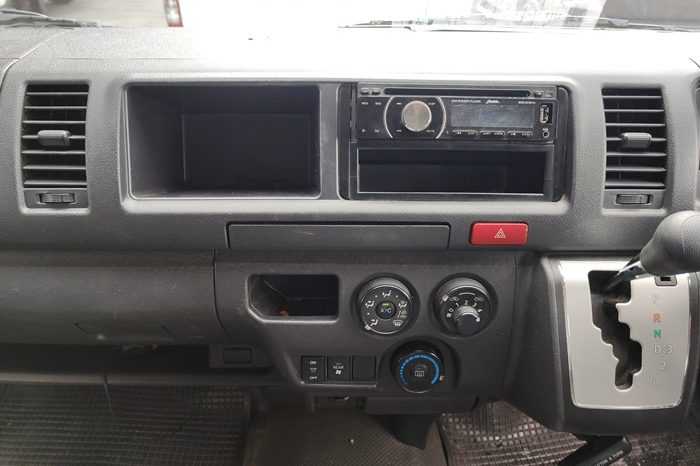 TOYOTA 2WD 2019 3.0 AT COMMUTER WHITE  3754 full