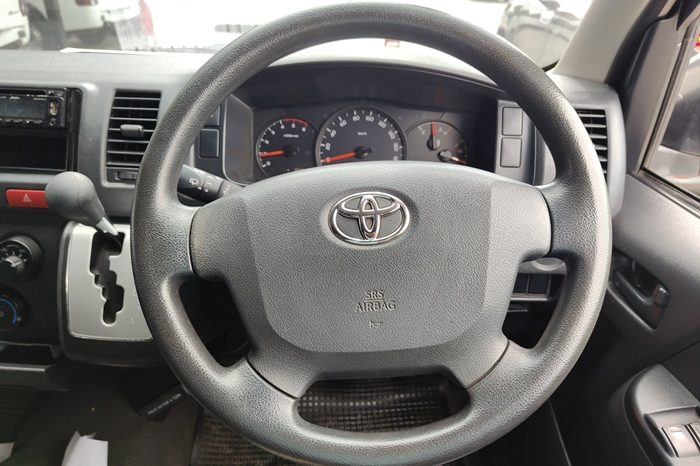 TOYOTA 2WD 2019 3.0 AT COMMUTER WHITE  3754 full