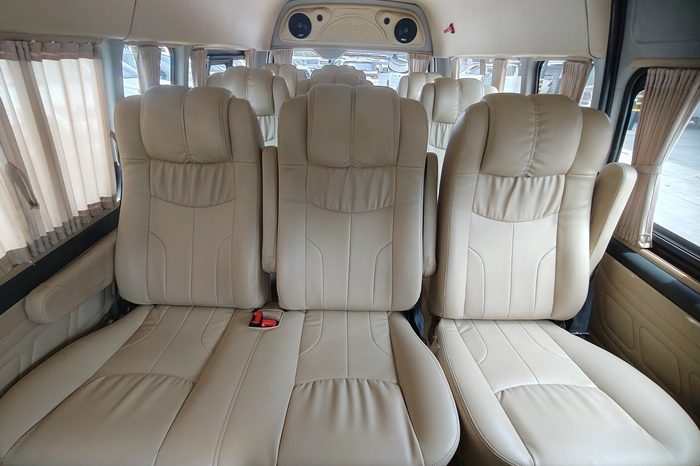 TOYOTA 2WD 2019 3.0 MT COMMUTER WHITE  339 full
