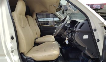 TOYOTA 2WD 2019 3.0 MT COMMUTER WHITE  339 full