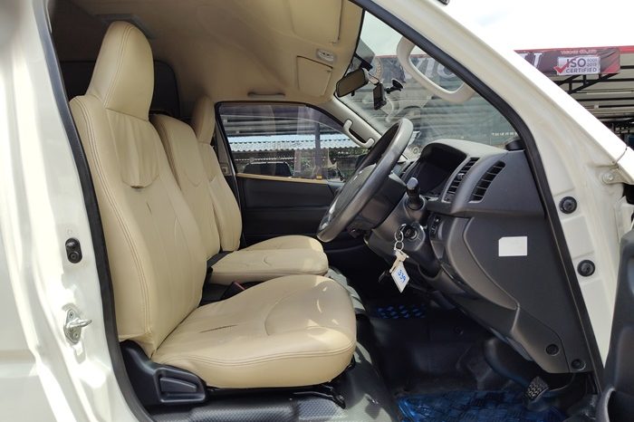 TOYOTA 2WD 2019 3.0 MT COMMUTER WHITE  339 full