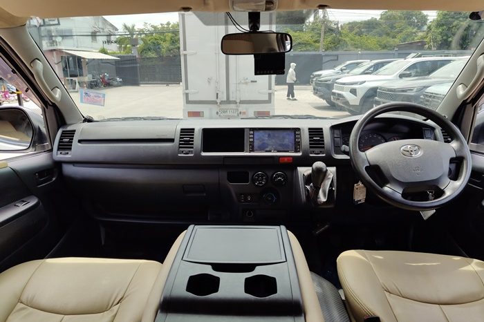 TOYOTA 2WD 2019 3.0 MT COMMUTER WHITE  339 full