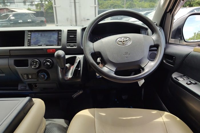 TOYOTA 2WD 2019 3.0 MT COMMUTER WHITE  339 full