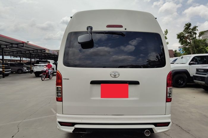 TOYOTA 2WD 2019 3.0 AT COMMUTER WHITE  8208 full