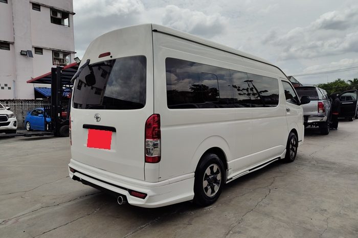 TOYOTA 2WD 2019 3.0 AT COMMUTER WHITE  8208 full