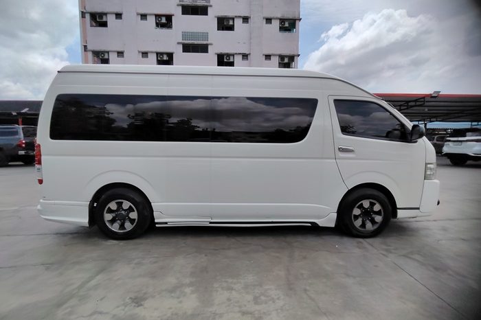 TOYOTA 2WD 2019 3.0 AT COMMUTER WHITE  8208 full