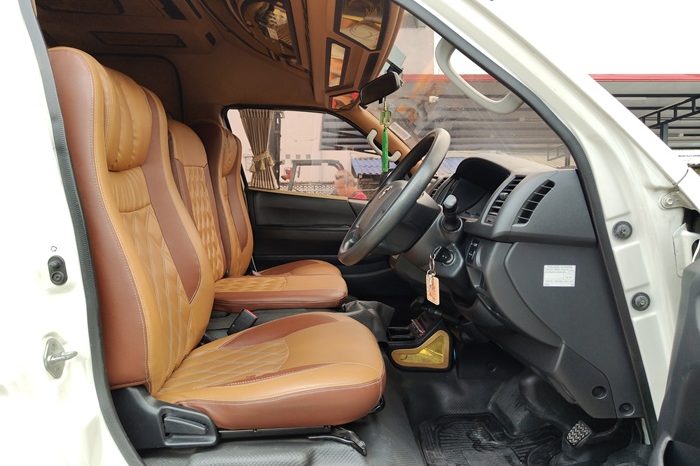 TOYOTA 2WD 2019 3.0 AT COMMUTER WHITE  8208 full