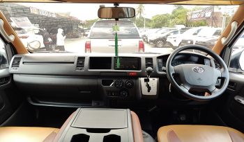 TOYOTA 2WD 2019 3.0 AT COMMUTER WHITE  8208 full