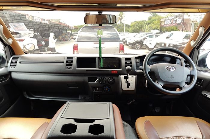 TOYOTA 2WD 2019 3.0 AT COMMUTER WHITE  8208 full