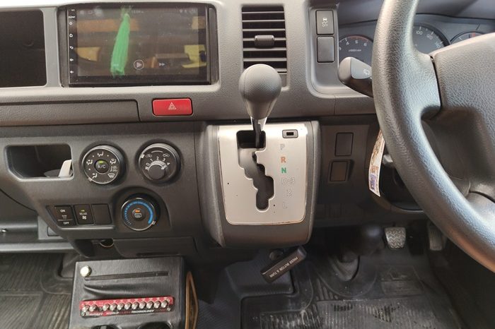 TOYOTA 2WD 2019 3.0 AT COMMUTER WHITE  8208 full