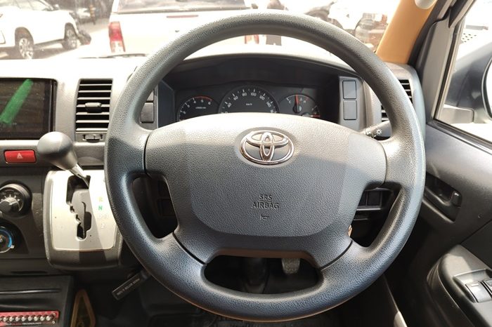 TOYOTA 2WD 2019 3.0 AT COMMUTER WHITE  8208 full