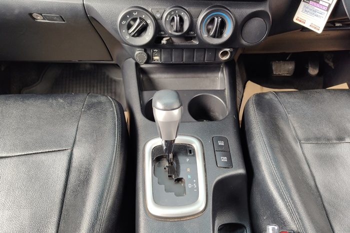 REVO PRE 2018 2.4E AT DOUBLE CAB WHITE 7649 full