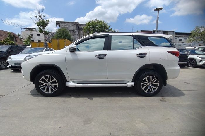 TOYOTA 2WD 2017 2.4V AT FORTUNER WHITE  7114 full