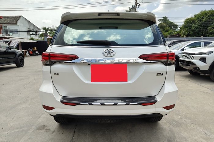 TOYOTA 2WD 2017 2.4V AT FORTUNER WHITE  7114 full