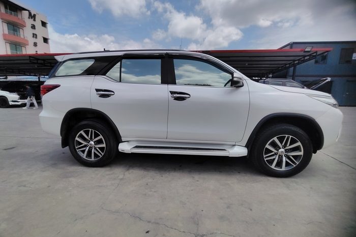 TOYOTA 2WD 2017 2.4V AT FORTUNER WHITE  7114 full