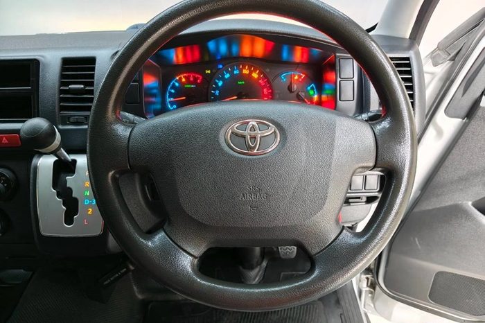 TOYOTA 2WD 2019 3.0 AT COMMUTER SILVER  6745 full