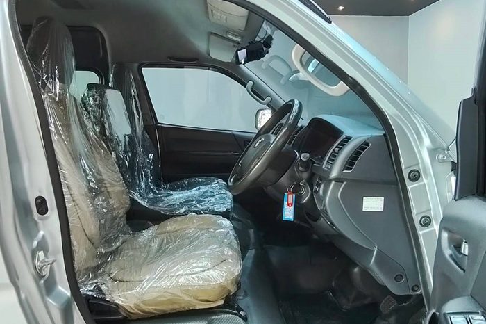 TOYOTA 2WD 2019 3.0 AT COMMUTER SILVER  6745 full