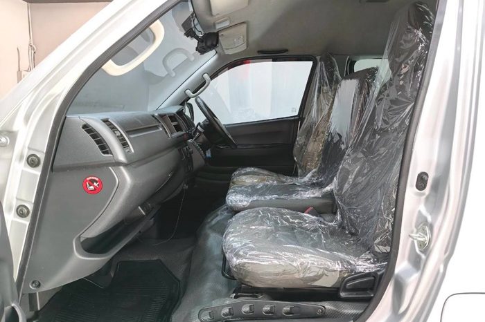 TOYOTA 2WD 2019 3.0 AT COMMUTER SILVER  6745 full