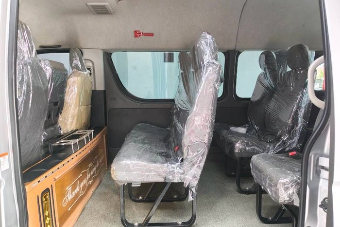 TOYOTA 2WD 2019 3.0 AT COMMUTER SILVER  6745 full