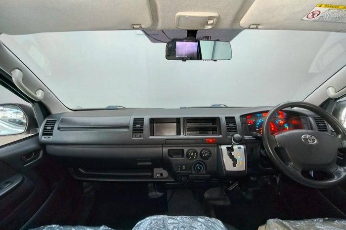 TOYOTA 2WD 2019 3.0 AT COMMUTER SILVER  6745 full