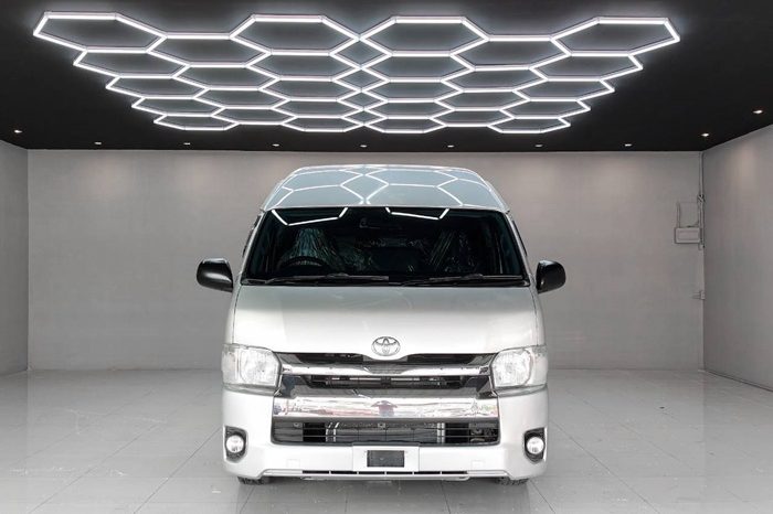 TOYOTA 2WD 2019 3.0 AT COMMUTER SILVER  6745 full