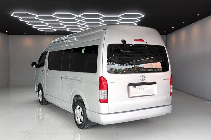 TOYOTA 2WD 2019 3.0 AT COMMUTER SILVER  6745 full