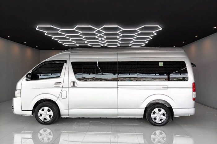 TOYOTA 2WD 2019 3.0 AT COMMUTER SILVER  6745 full