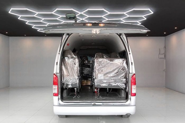 TOYOTA 2WD 2019 3.0 AT COMMUTER SILVER  6745 full