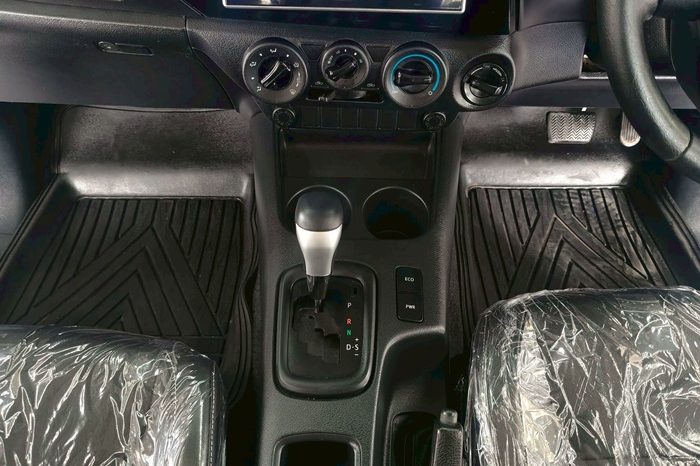 REVO 4WD 2017 2.4J AT SMART CAB WHITE  5326 full