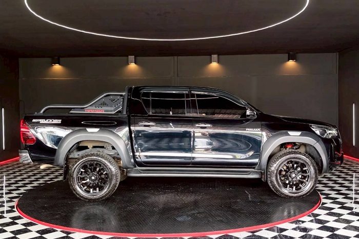 REVO PRE 2022 2.4E AT DOUBLE CAB BLACK 644 full