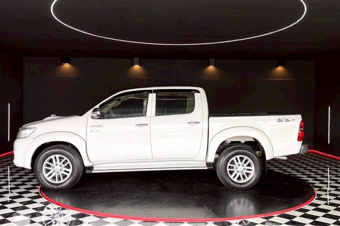 VIGO 4WD 2012 3.0G MT DOUBLE CAB WHITE  7875 full