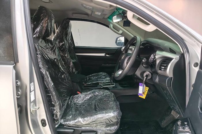 REVO PRE 2021 2.4 ENTRY AT DOUBLE CAB SILVER 8027 full